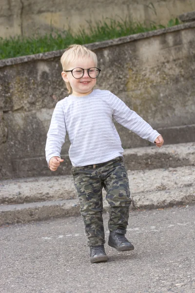 Счастливый ребенок в очках на улице — стоковое фото