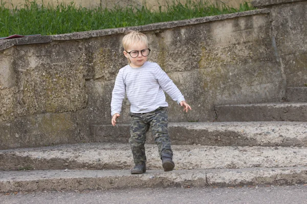 Щаслива дитина в окулярах на відкритому повітрі — стокове фото