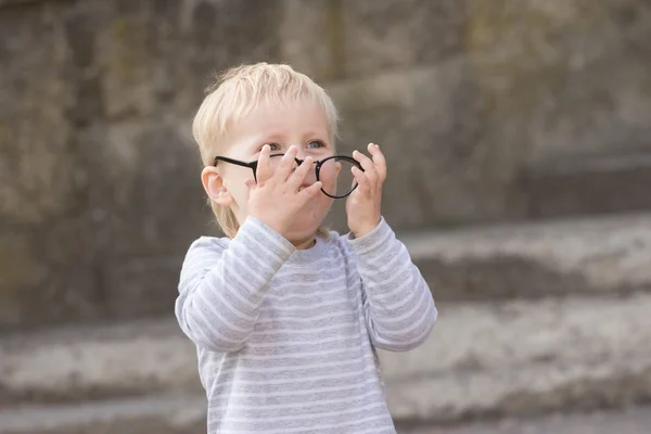 Happy kid with glasses outdoors — Stock Photo, Image