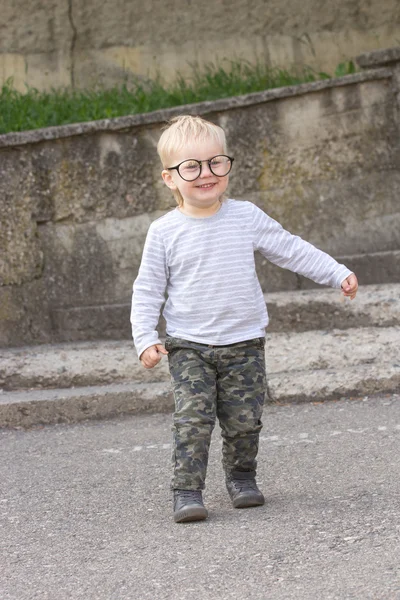 Счастливый ребенок в очках на улице — стоковое фото
