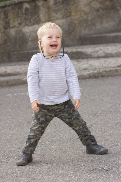 Gözlüklü açık havada mutlu çocuk — Stok fotoğraf