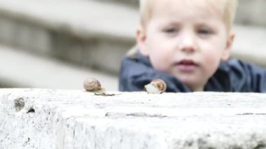 İkizler izlerken salyangoz açık havada