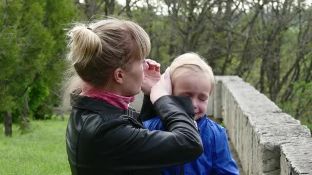 Mama kołysze płacz dziecka — Wideo stockowe