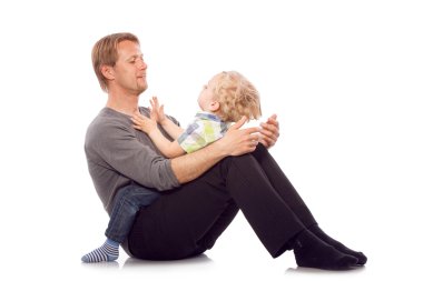 Bebek oğlunun babasıyla birlikte oynamak