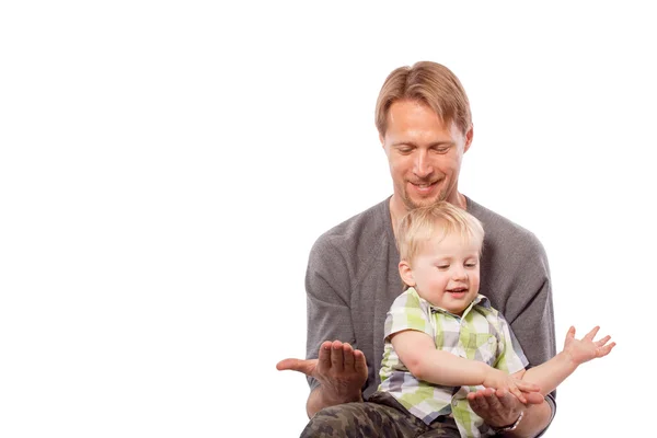 Pai com seu filho bebê jogar juntos — Fotografia de Stock