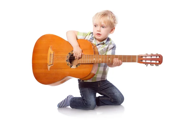 Joli garçon avec guitare classique. Isolé sur fond blanc — Photo