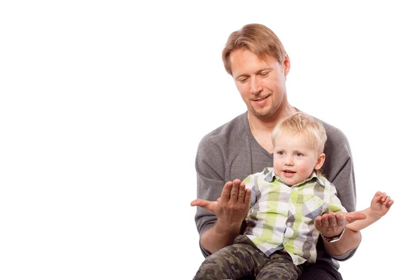 Vader met zijn zoontje samen spelen — Stockfoto