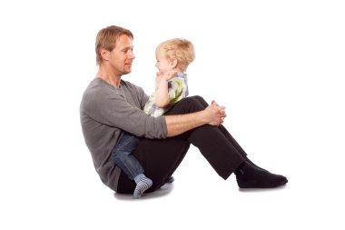 Bebek oğlunun babasıyla birlikte oynamak