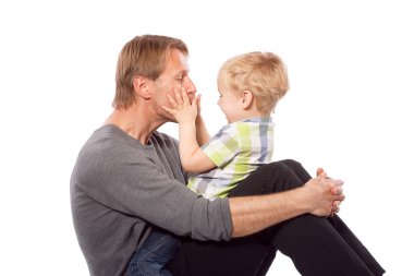 Bebek oğlunun babasıyla birlikte oynamak