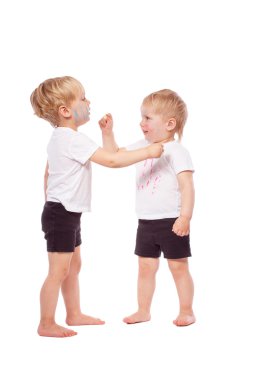 Çocuk renkli tebeşir birbirlerine çekmek