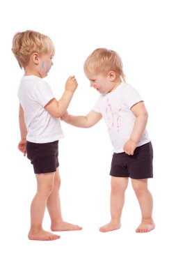 Çocuk renkli tebeşir birbirlerine çekmek