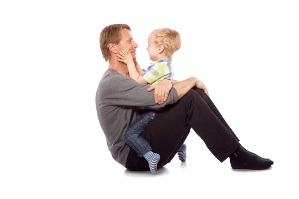 Vater und sein kleiner Sohn spielen zusammen — Stockfoto