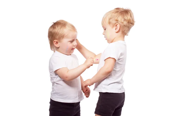 Çocuk renkli tebeşir birbirlerine çekmek — Stok fotoğraf