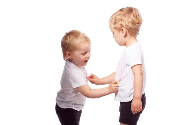 Children draw colored chalk on each other — Stock Photo, Image