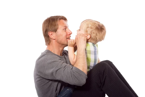 Otec se synem dítě hrát spolu — Stock fotografie