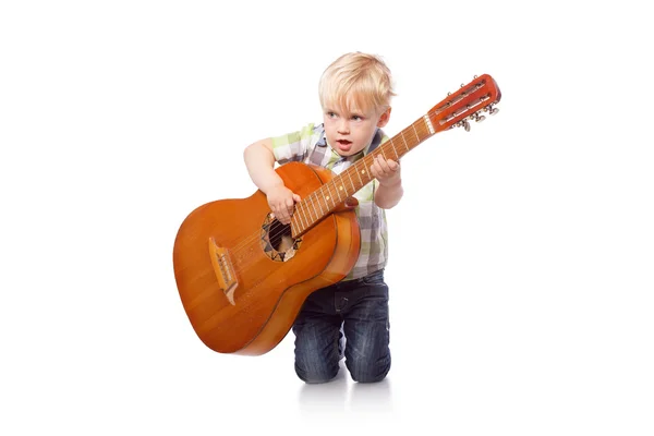 Lindo chico con guitarra clásica. Aislado sobre fondo blanco —  Fotos de Stock