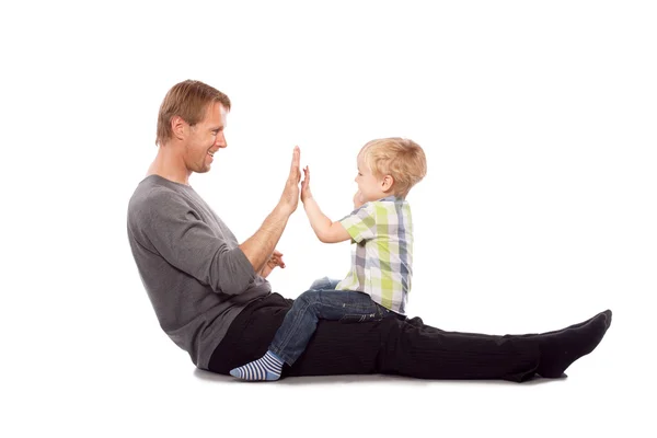 Pai com seu filho bebê jogar juntos — Fotografia de Stock