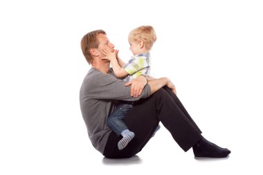 Bebek oğlunun babasıyla birlikte oynamak