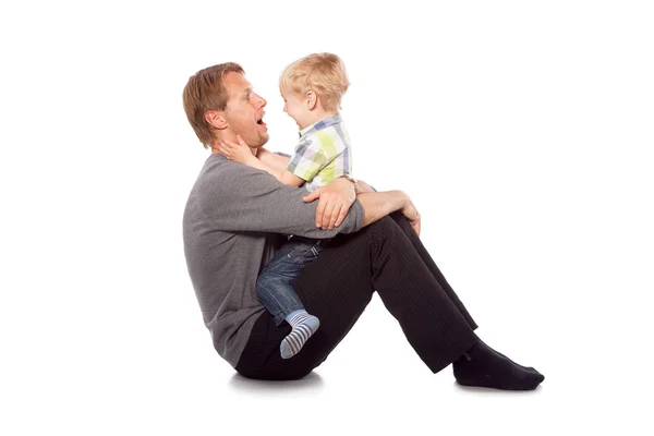 Vater und sein kleiner Sohn spielen zusammen — Stockfoto