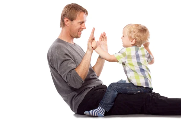 Vater und sein kleiner Sohn spielen zusammen — Stockfoto