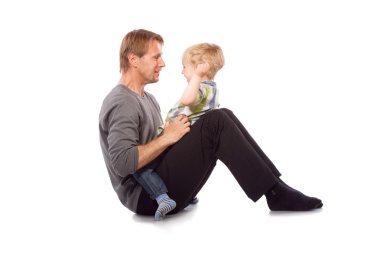 Bebek oğlunun babasıyla birlikte oynamak