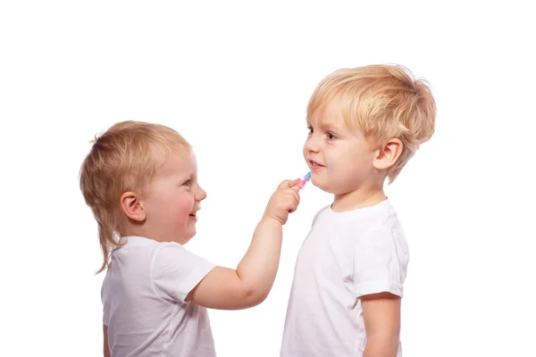 Kinder malen farbige Kreide aufeinander — Stockfoto