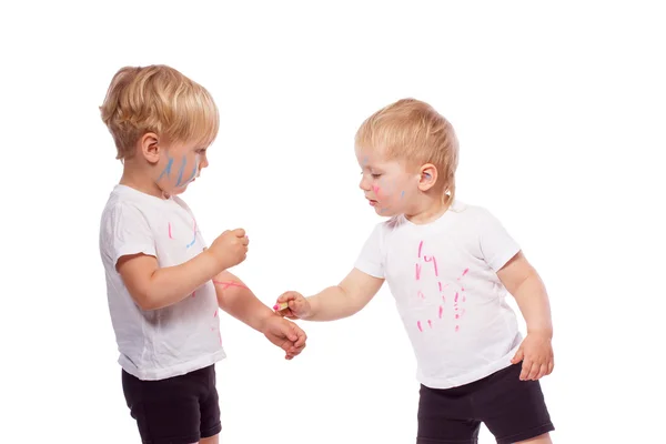 Children draw colored chalk on each other — Stock Photo, Image