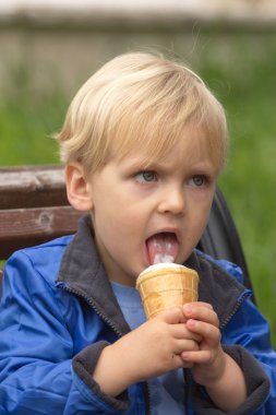Sarışın çocuk dondurma yemek