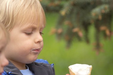 Sarışın çocuk dondurma yemek