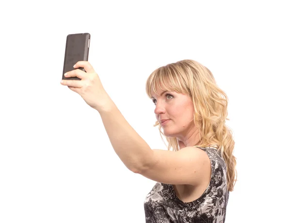 Mooie vrouw nemen zelf foto met smartphone camera — Stockfoto