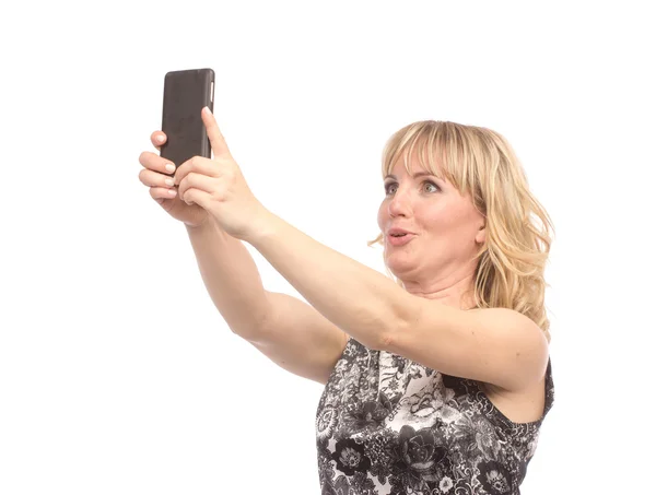 Schöne Frau macht Selbstbild mit Smartphone-Kamera — Stockfoto