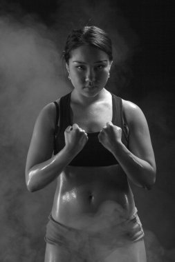 Güçlü ve güzel. Stüdyo çekim muhteşem sportif boksör wom