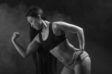 Güçlü ve güzel. Stüdyo çekim muhteşem sportif kadın tuvaleti