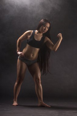 Güçlü ve güzel. Stüdyo çekim muhteşem sportif kadın tuvaleti