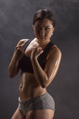 Güçlü ve güzel. Stüdyo çekim muhteşem sportif boksör wom