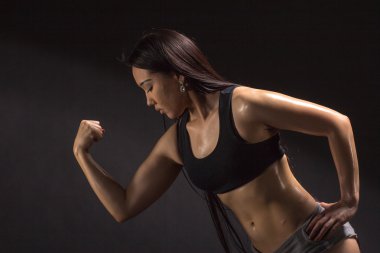 Güçlü ve güzel. Stüdyo çekim muhteşem sportif kadın tuvaleti