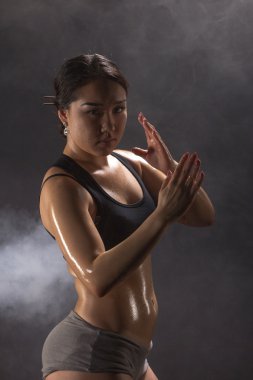 Güçlü ve güzel. Stüdyo çekim muhteşem sportif boksör wom