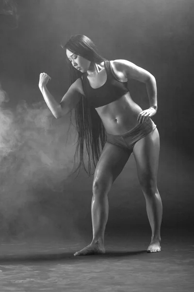 Сильний і красивий. Студійний знімок чудової спортивної жінки туалету — стокове фото