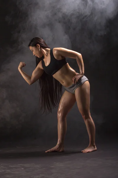 Сильний і красивий. Студійний знімок чудової спортивної жінки туалету — стокове фото