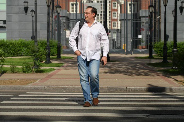 Hombre cruzando la calle — Foto de Stock