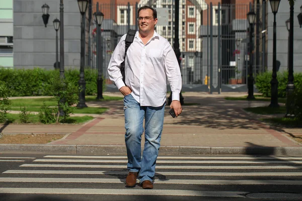 Homem atravessando a estrada — Fotografia de Stock