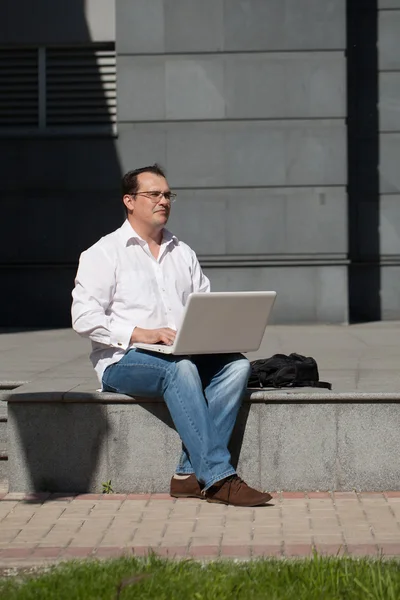 Erwachsener Mann mit Laptop — Stockfoto