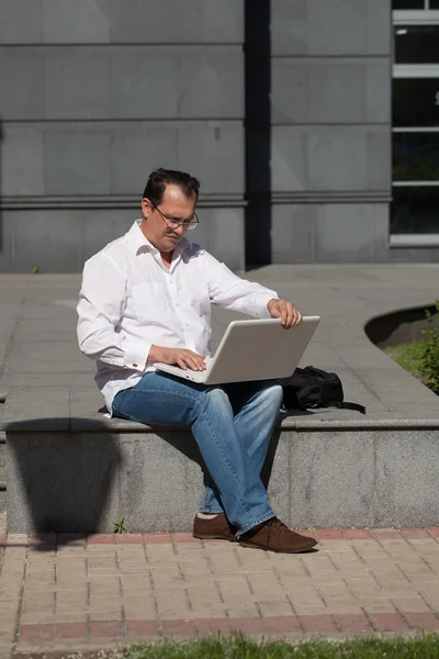 Erwachsener Mann mit Laptop — Stockfoto