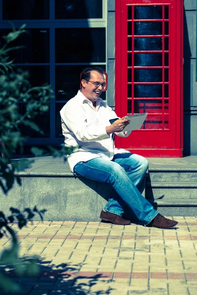 Homem de negócios em vermelho clássico Inglês telefone caixa — Fotografia de Stock