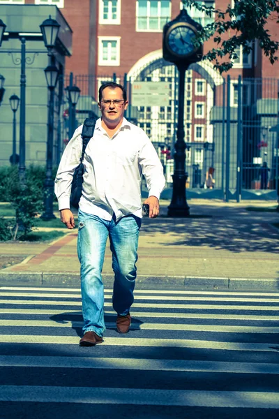 Hombre cruzando la calle — Foto de Stock