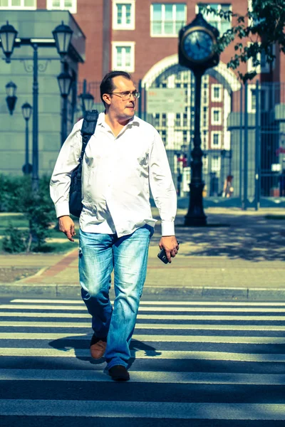Mann überquert Straße — Stockfoto