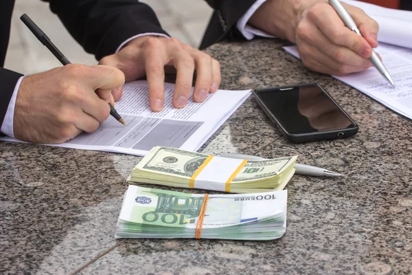 Concepto de negocio, dinero y papeles para firmar — Foto de Stock