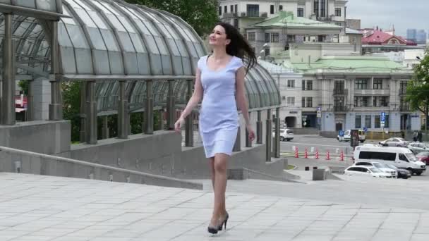 Mujer morena bonita sobre fondo urbano — Vídeo de stock