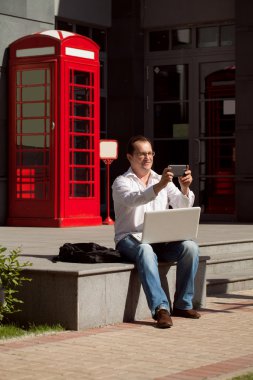 İş adam cep telefonuyla telefon kırmızı klasik İngilizce bo