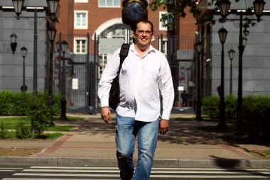 Gündelik elbise ile klasik İngilizce kurmak yol geçiş erkekte